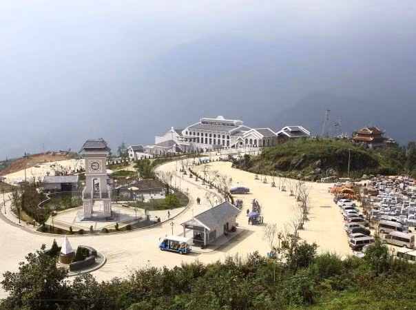 Đi cáp treo lên Fansipang sẽ thu hút đông đảo khách du lịch trong nước và quốc tế. (Ảnh: Nhật Anh/TTXVN)