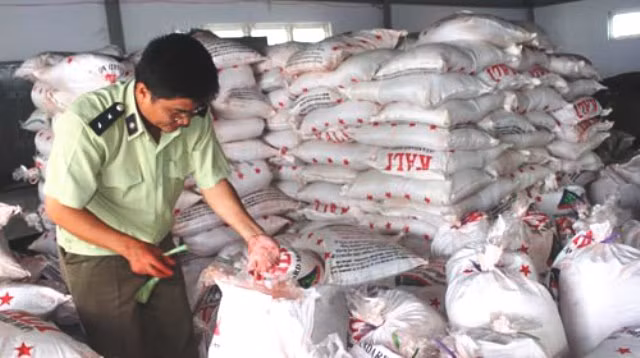 Lực lượng quản lý thị trường kiểm tra chất lượng phân bón (Ảnh: C.T)