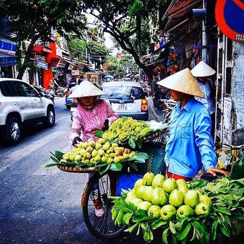  Sau đó, anh chàng có những ngày khám phá thủ đô Hà Nội trong chuyến du lịch Việt Nam trong vòng 10 ngày. Trong ảnh, anh chàng chụp những chị bán hoa quả rong đang đứng trên phố. Ảnh BO 