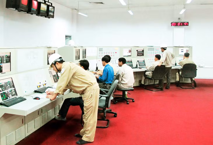 Cán bộ Công ty Nhiệt điện Uông Bí theo dõi các thông số sản xuất an toàn.