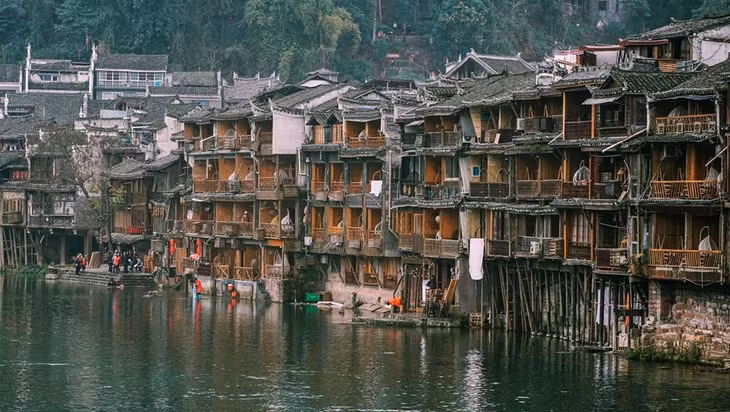 Phượng Hoàng nằm hai bên bờ Đà Giang, được xây dựng từ thời Minh - Thanh.