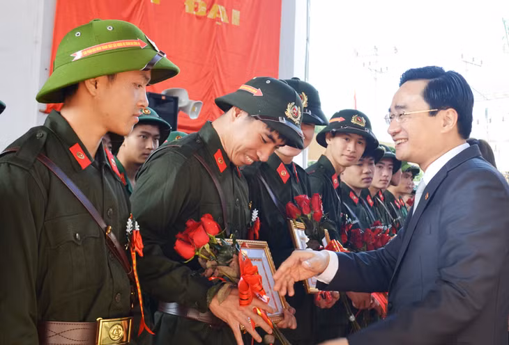 Đồng chí Nguyễn Anh Tú, Chủ tịch UBND TP Uông Bí đồng viên các tân binh