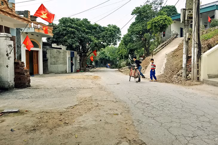 Tuyến đường qua khu phố Long Thành, thị trấn Tiên Yên (huyện Tiên Yên) hiện xuống cấp, đang được huyện khảo sát, lập phương án xây dựng dự án cải tạo, nâng cấp.