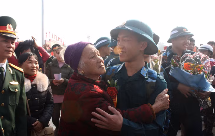 Gia đình tiễn tân binh lên đường nhập ngũ.