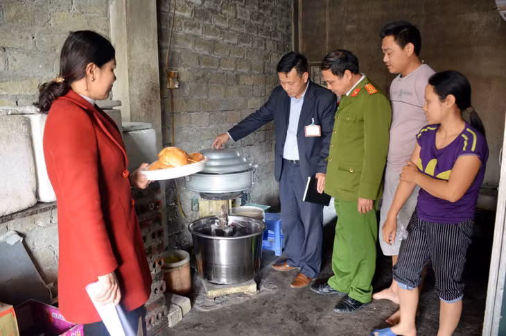 Ban Chỉ đạo liên ngành về ATTP phường Minh Thành (TX Quảng Yên) kiểm tra, xử lý vi phạm đối với cơ sở sản xuất bánh mì Duy Chính nằm trên địa bàn phường.