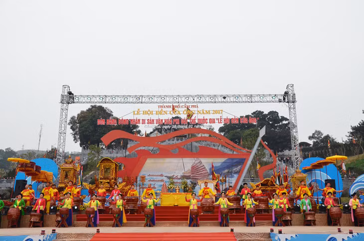 Màn trống hội tại lễ hội Đền Cửa Ông 2017