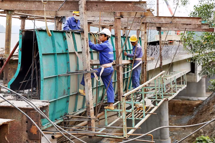 6 gói thầu cầu (cao tốc Hạ Long - Vân Đồn) đến nay đã cơ bản xong phần thô, các nhà thầu đang tập trung hoàn thiện lan can, giải phân cách giữa. Chùm ảnh: Đỗ Phương