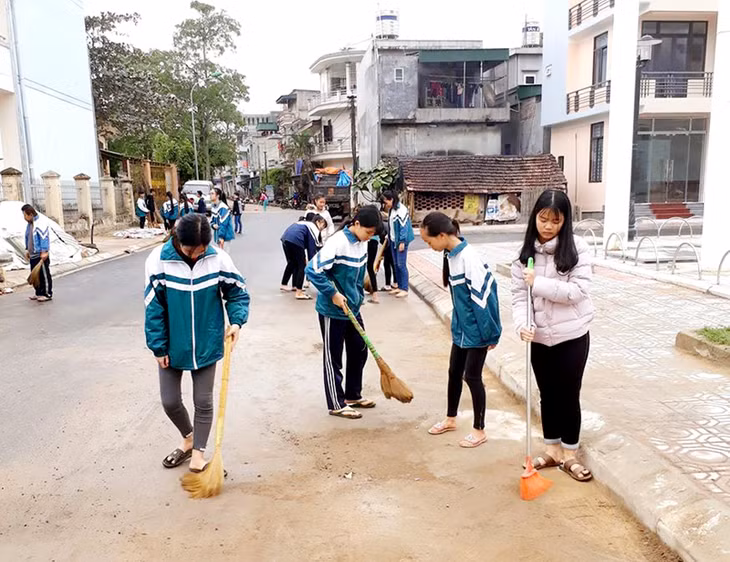 Học sinh Trường THCS thị trấn Ba Chẽ tham gia hưởng ứng “Ngày Chủ nhật xanh” góp phần xây dựng đô thị văn minh.