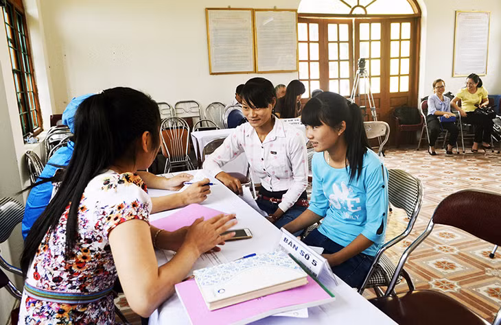 Người lao động tìm hiểu thông tin tuyển dụng của Công ty TNHH KHKT Texhong Ngân Long (Móng Cái) ở phiên giao dịch việc làm lưu động tại Ba Chẽ, tháng 12-2016.