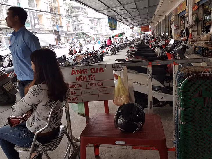 Tại chợ Hạ Long 2 vẫn thu phí giữ xe 4.000 đồng/lượt xe, không đúng với quy định của tỉnh và văn bản của UBND TP Hạ Long.