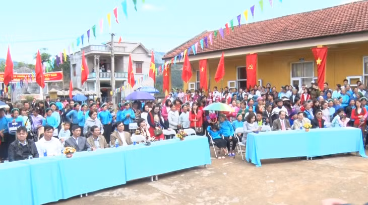 thu hut đông đảo người dân đến xem và cổ vũ.jpg