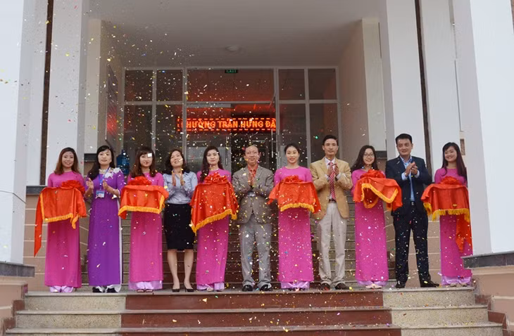 Các đại biểu cắt băng khánh thành bộ phận tiếp nhận và trả kết quả hiện đại phường Trần Hưng Đạo