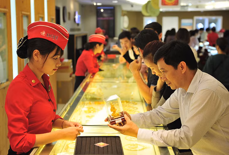 Dân đổ xô đi mua vàng trước ngày vía Thần Tài