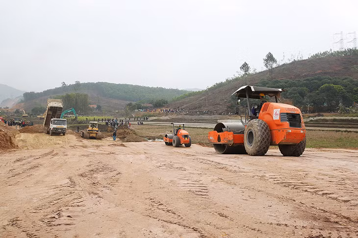 Ngay sau khi nhận được mặt bằng bàn giao, các nhà thầu đã tập trung phương tiện, máy móc tổ chức thi công tích cực.