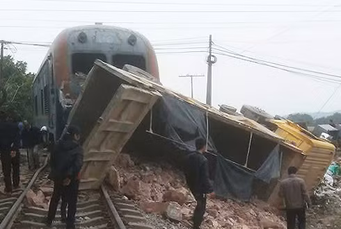 Hiện trường vụ tai nạn tàu va chạm với xe ben. Ảnh: Thanh Hải.