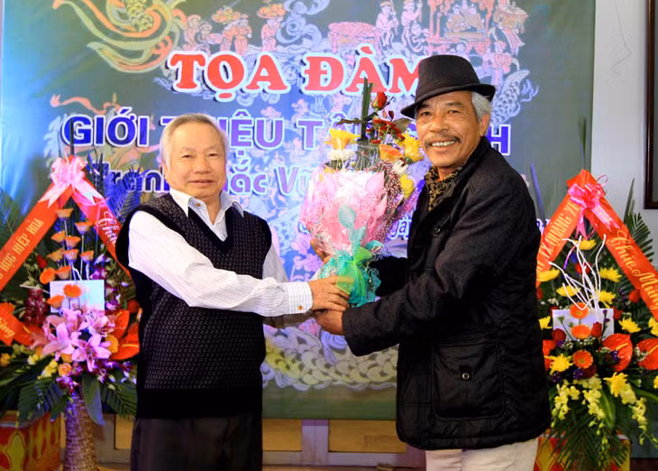 Bạn bè, đồng nghiệp chúc mừng họa sĩ Vũ Tư Khang. (Ảnh: Dương Phượng Đại).