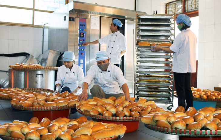 Sản xuất bánh mì phục vụ thợ lò trong ngày đầu xuân mới. Ảnh: Phạm Cường