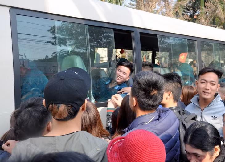 Gia đình, người thân và bàn bè động viên, chia tay các tân binh lên đường nhập ngũ phung sự Tổ quốc, nhân dân.