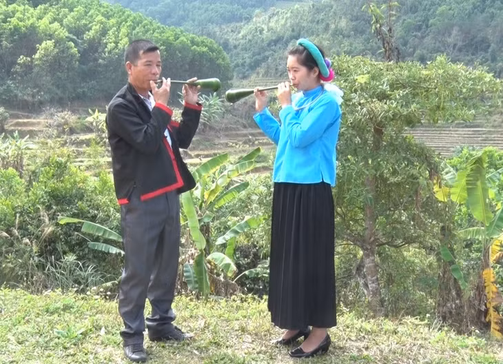 Thổi khèn lá.