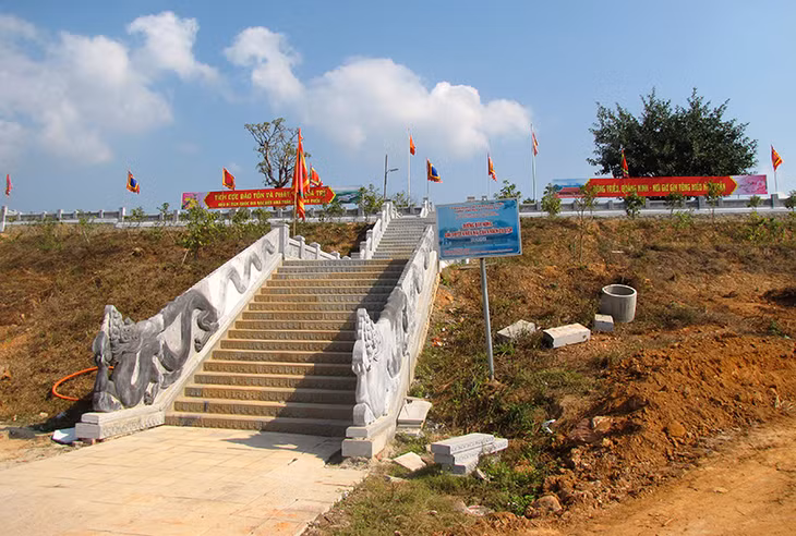 Bậc lên xuống được làm bằng đá xanh chạm rồng, hai bên sẽ được nhân trồng mai vàng Yên Tử.