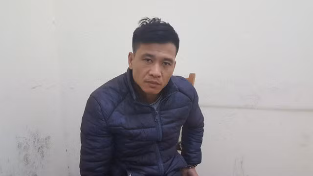 Các đối tượng cùng tang vật tại cơ quan điều tra. (Ảnh: Cơ quan công an cung cấp)