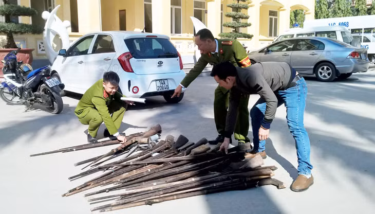Vũ khí do Công an huyện Hoành Bồ vận động người dân địa phương giao nộp.