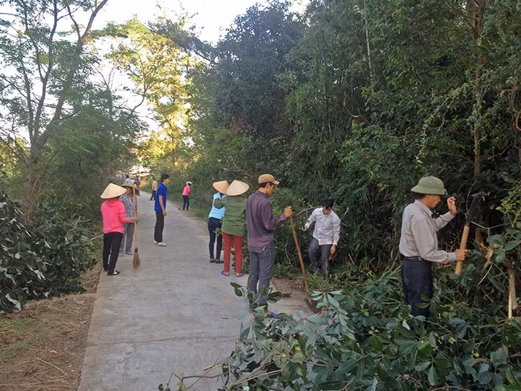 Hằng tuần, người dân thôn 2, xã Vĩnh Thực (TP Móng Cái) đều ra quân dọn vệ sinh môi trường đường làng, ngõ xóm.