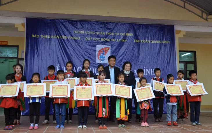 Đồng chí Trương Mỹ hoa và đồng chí Nguyễn Đức Thành trao tặng học bổng cho các em học sinh dân tộc thiểu số vượt khó học giỏi trên địa bàn huyện.