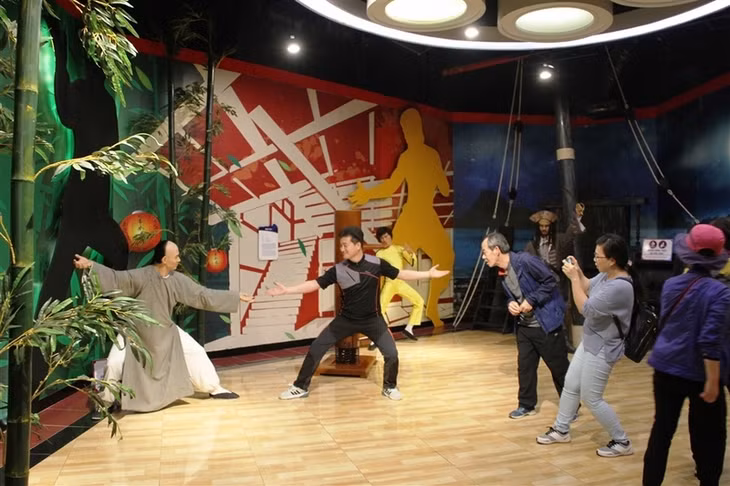 Và đặc biệt là khu trưng bày tượng sáp với những bản sao hoàn hảo của các thần tượng nổi danh, từ các tài tử điện ảnh hàng đầu thế giới cho đến các chính trị gia danh tiếng. Nơi đây hàng ngày thu hút đông đảo du khách tới tham quan và lưu lại những khuôn hình thú vị.