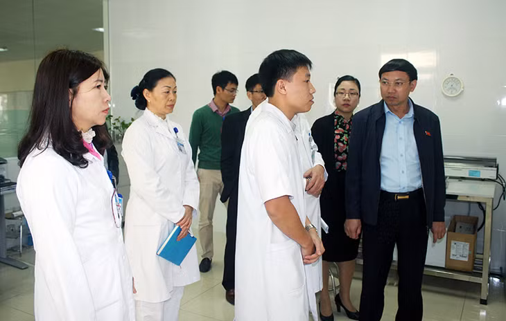 Đoàn giám sát của HĐND tỉnh kiểm tra việc thu gom, quản lý, xử lý chất thải y tế tại Bệnh viện Sản Nhi Quảng Ninh. Ảnh: Nguyễn Dung