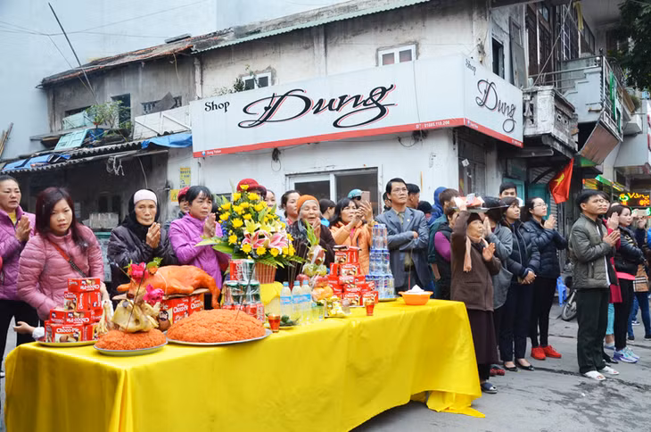 Người dân TP Cẩm Phả thành kính trước kiệu rước Đức Ông 