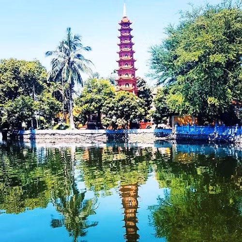  Chùa Trấn Quốc bên Hồ Tây dưới ống kính nam du khách nước ngoài. Ảnh BO 