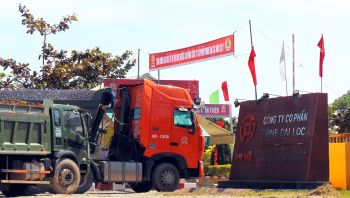 Đoàn xe chờ đến lượt vào cổng để nhập nguyên nhiên liệu cho nhà máy.