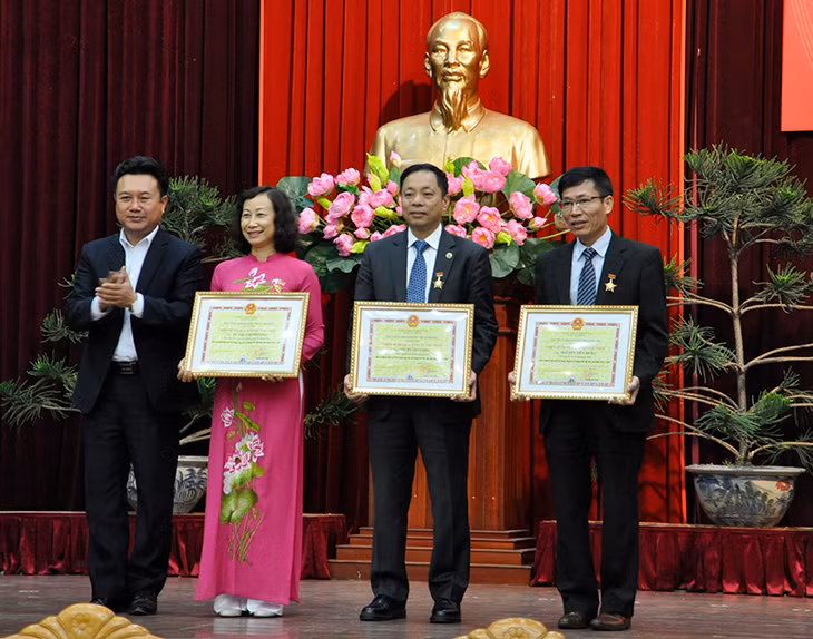 Đồng chí Nguyễn Đức Thành, Phó Chủ tịch HĐND tỉnh trao danh hiệu Chiến sĩ thi đua cấp tỉnh cho các cá nhân có thành tích