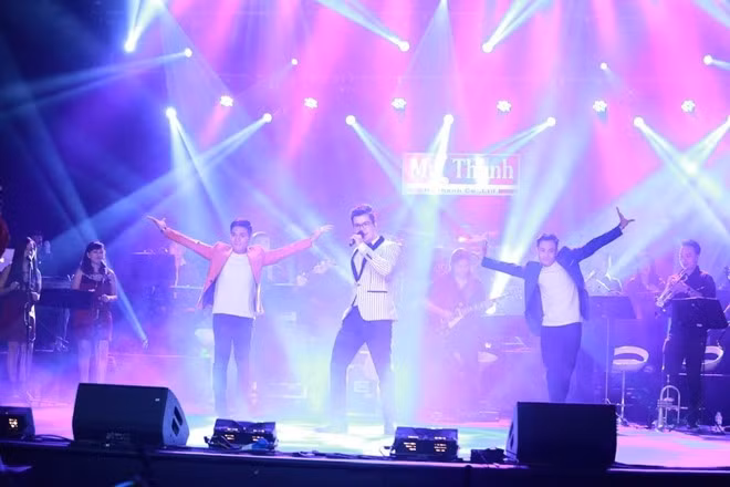 “Đinh Mạnh Ninh Live” thu hút đông đảo lượng khán giả hâm mộ trong buổi livestream.