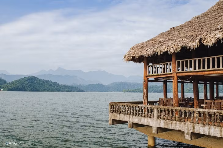 Sáng sớm đến đây, du khách có thể hít hà bầu không khí trong lành, đi thuyền khám phá những hòn đảo nhấp nhô, ngắm nhìn cây cỏ in bóng xuống mặt hồ tĩnh lặng, xa xa là những dãy núi trùng điệp...