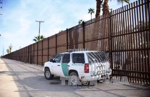 Bức tường biên giới giữa Mỹ và Mexico ở Calexico, bang California ngày 31/1. Ảnh: AFP/TTXVN