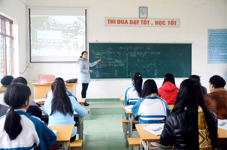 Tiết ôn tập môn lịch sử của học sinh lớp 12A1, Trường THPT Bình Liêu (huyện Bình Liêu).
