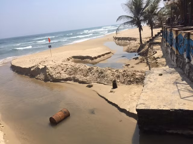 Sóng đánh bồi lấp cả cống xả thải.