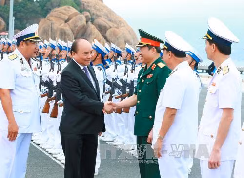 Cán bộ, chiến sỹ Quân cảng Lữ đoàn Tàu ngầm 189 Hải quân đón Thủ tướng Nguyễn Xuân Phúc. Ảnh: Thống Nhất – TTXVN