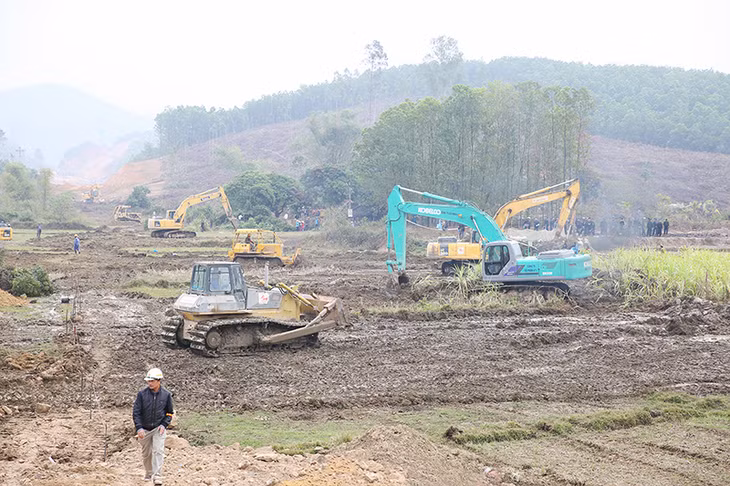 Các lực lượng triển khai thu dọn mặt bằng.