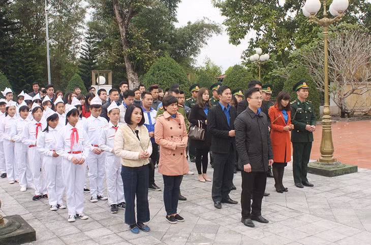 Đoàn đến dâng hương tưởng nhớ các anh hùng liệt sĩ tại Đài tưởng niệm liệt sĩ Pò Hèn (xã Hải Sơn, TP Móng Cái).