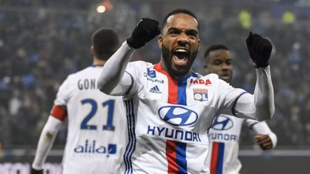  Lacazette muốn đến Barca thi đấu.