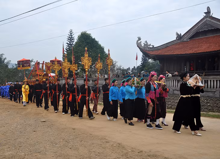 Đám rước linh vị Thành hoàng như một bức tranh về trang phục các dân tộc.