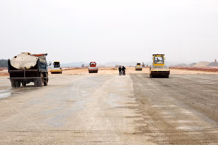 Nền đường băng dài 3,5km, rộng 45m, lề vật liệu rộng 7,5m, đảm bảo khai thác loại máy bay B777 và tương đương, đã hoàn thành 80% khối lượng.