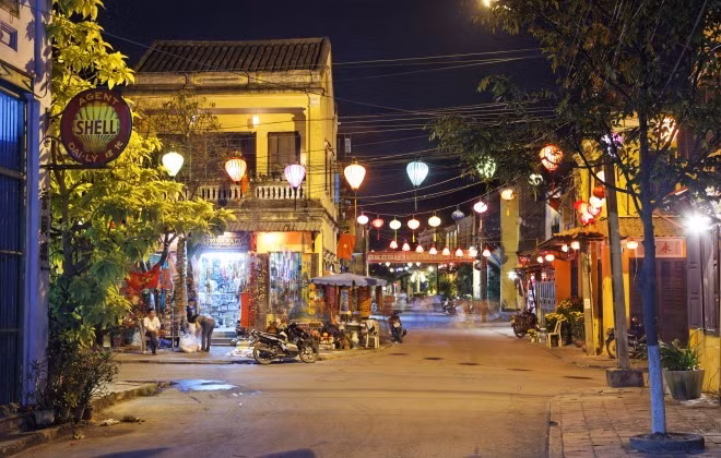 1. Hội An: Thị trấn cổ ven sông thu hút du khách nhờ những ngôi nhà gỗ cổ, các cây cầu có kiến trúc độc đáo và đền chùa lộng lẫy. Buổi đêm, đèn lồng nhiều màu sắc được thắp sáng dọc những con phố hẹp, tạo không gian lãng mạn bên dòng sông Thu Bồn.