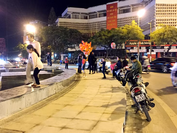 Người dân dừng đỗ xe trái quy định tại khu vực Cột Đồng Hồ để chụp ảnh. (Ảnh chụp lúc 20 giờ 45 phút, ngày 29-1-2017)