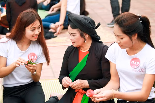 Nghệ nhân Ngô Thị Tuyết - chị hai của đội Quan họ làng Diềm, đạt giải nhất Hội thi hát đầu xuân của tỉnh tổ chức năm 2006, hát 150 bài hát quan họ cổ. Cô hướng dẫn các bạn hát, học cách têm trầu cánh phượng và giới thiệu các điểm di tích làng Diềm.