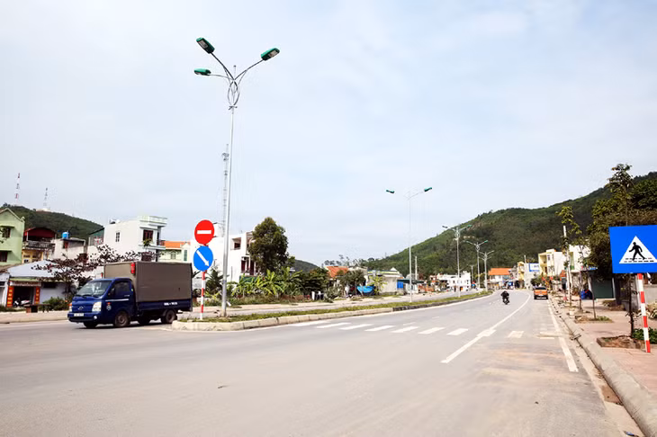 Tuyến giao thông trục chính dài 7km, nối các khu chức năng chính KKT Vân Đồn đã hoàn thành giai đoạn I. Ảnh: Đỗ Phương
