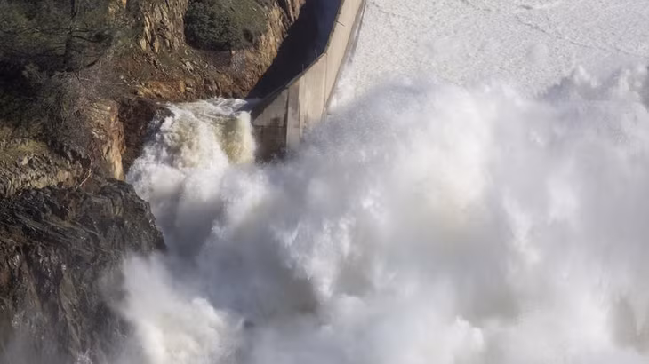 Nước cuồn cuộn trắng xóa ở con đập Oroville. Ảnh: Los Angeles Times